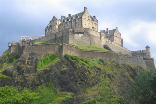 В Эдинбурге турист угодил в средневековый ров и переломал ноги