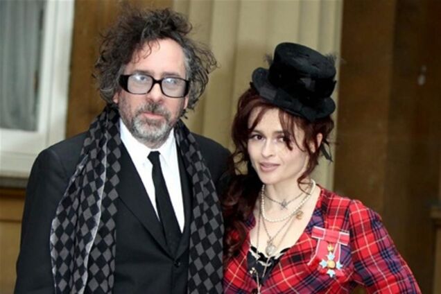 Бонем Картер и Бартон позируют во дворце. Фото