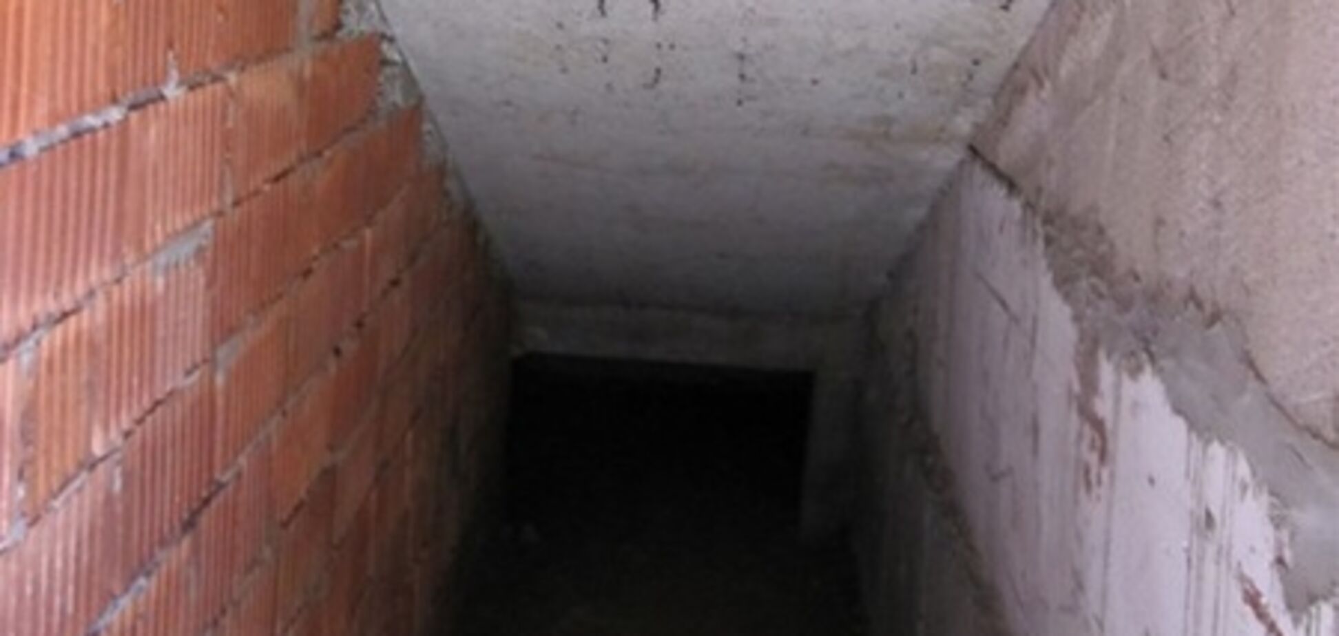 У Маріуполі дівчина замкнула боржницю в підвалі через 16 грн