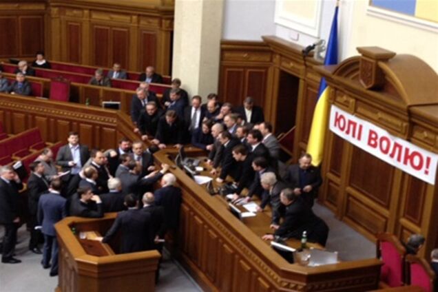 Оппозиция назвала условие разблокирования трибуны ВР