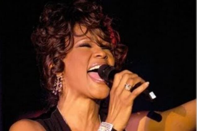 Могилу Уитни Хьюстон охраняют круглосуточно