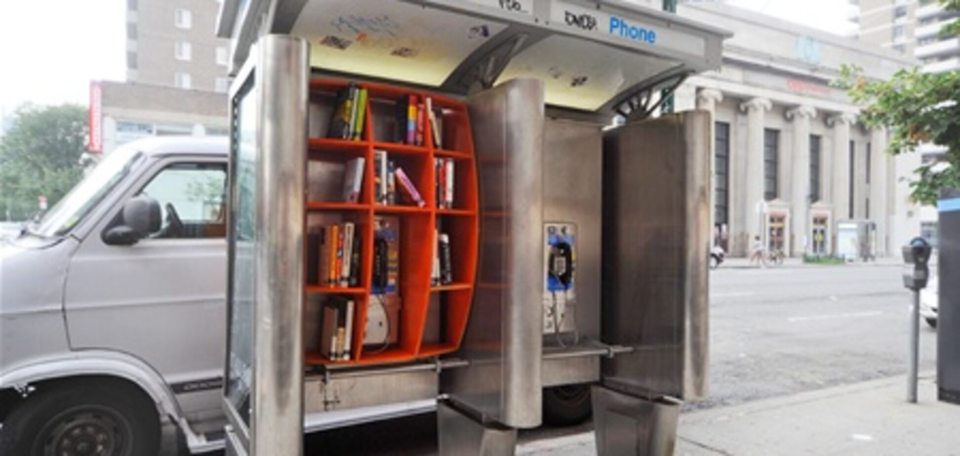 Телефонные будки Нью-Йорка стали библиотеками