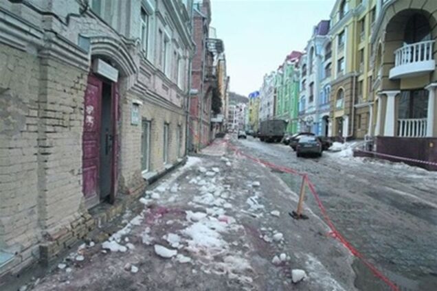 В Киеве глыба льда убила киевлянку