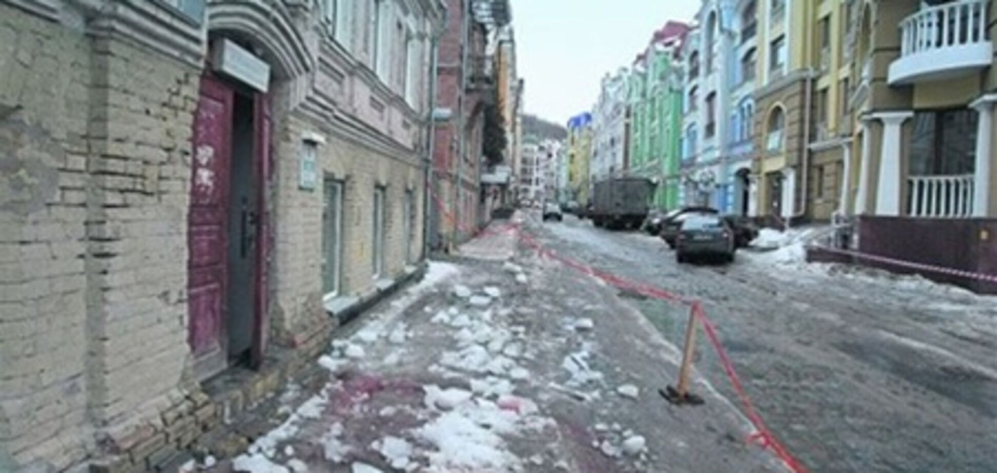 В Киеве глыба льда убила киевлянку
