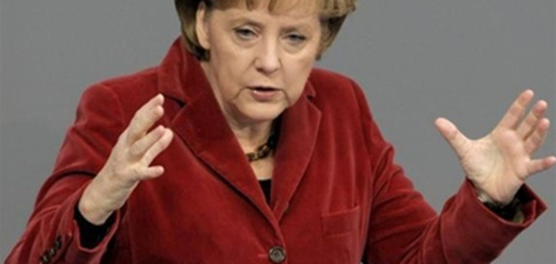 Официант облил Меркель пивом