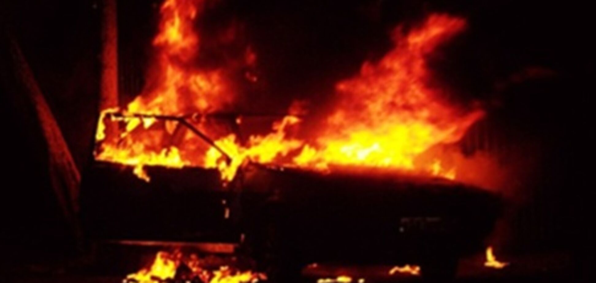 На Южном мосту в Киеве сгорел Chevrolet Lacetti