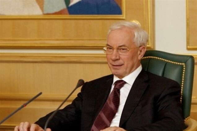 Азаров готовий підвищити податки й урізати соцвитрати