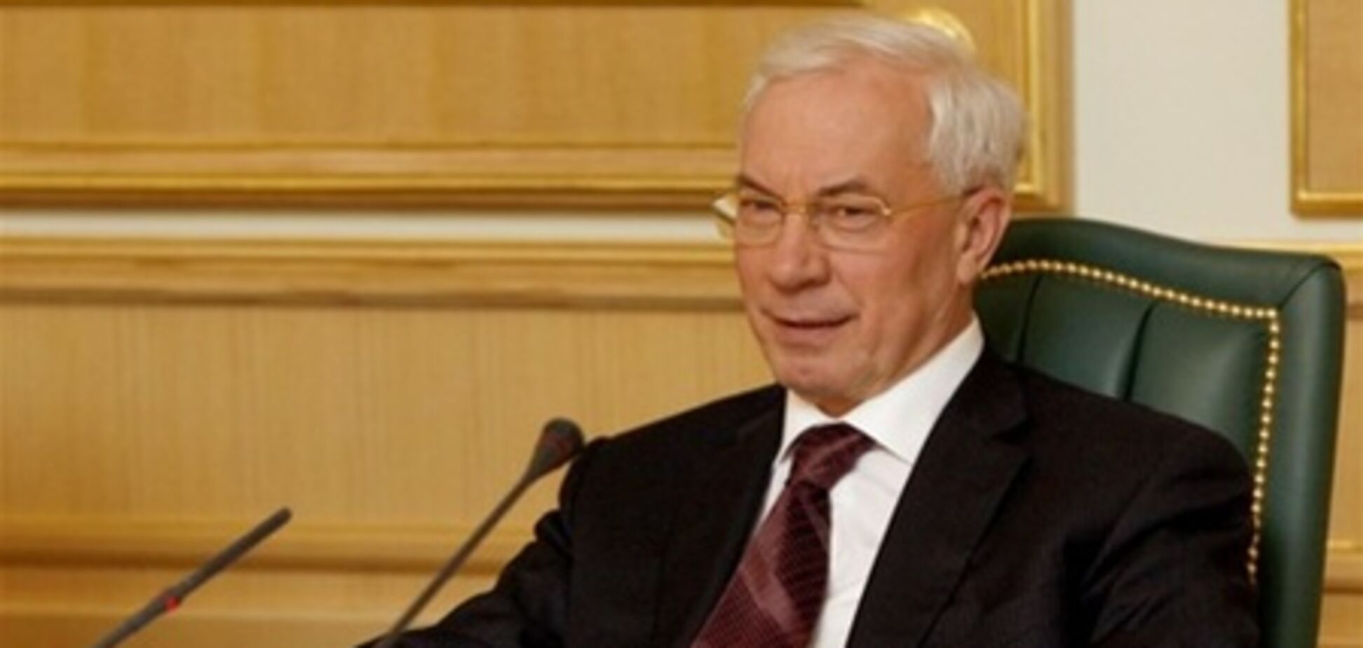 Азаров готовий підвищити податки й урізати соцвитрати