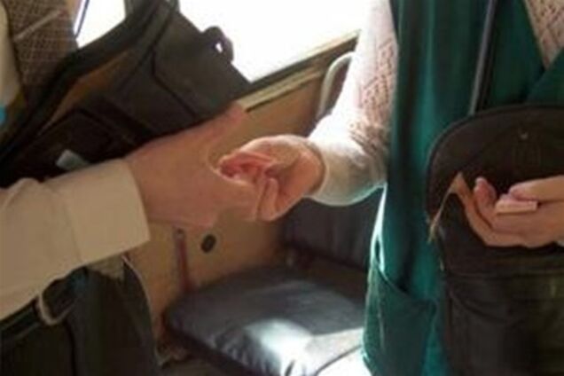 В Киеве кондуктор автобуса избила пассажира