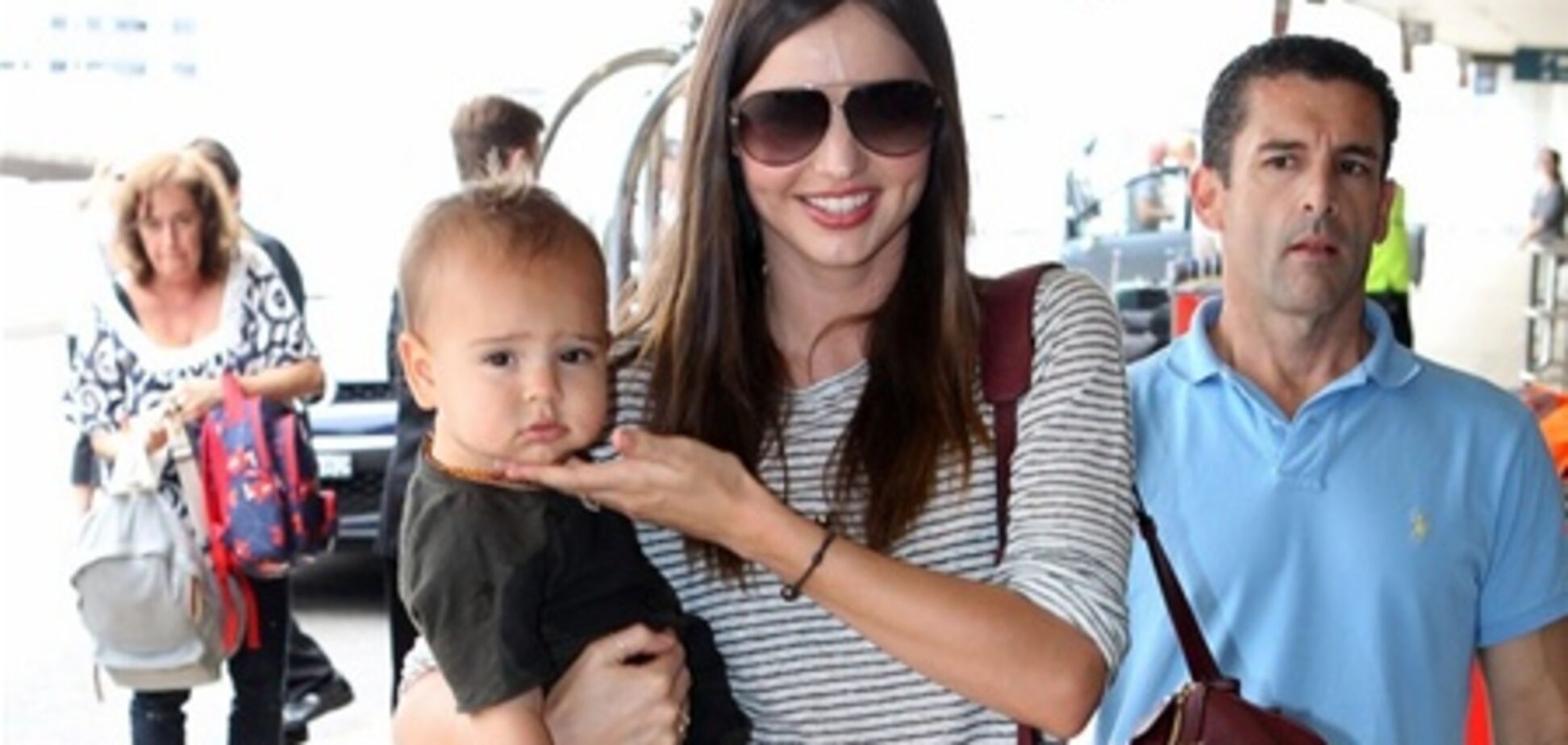 Миранда Керр носит серьезного Флина. Фото