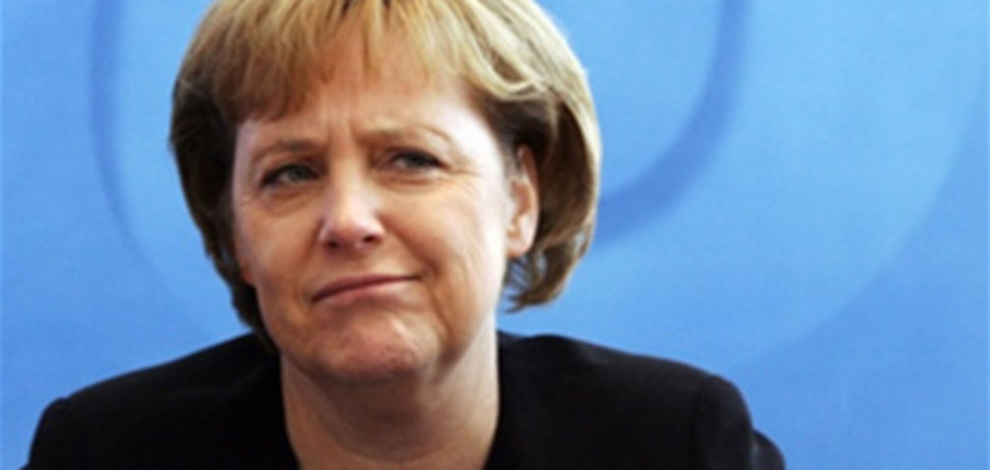 Ангелу Меркель облили пивом. Видео