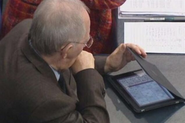 Міністра застукали за грою на iPad в парламенті