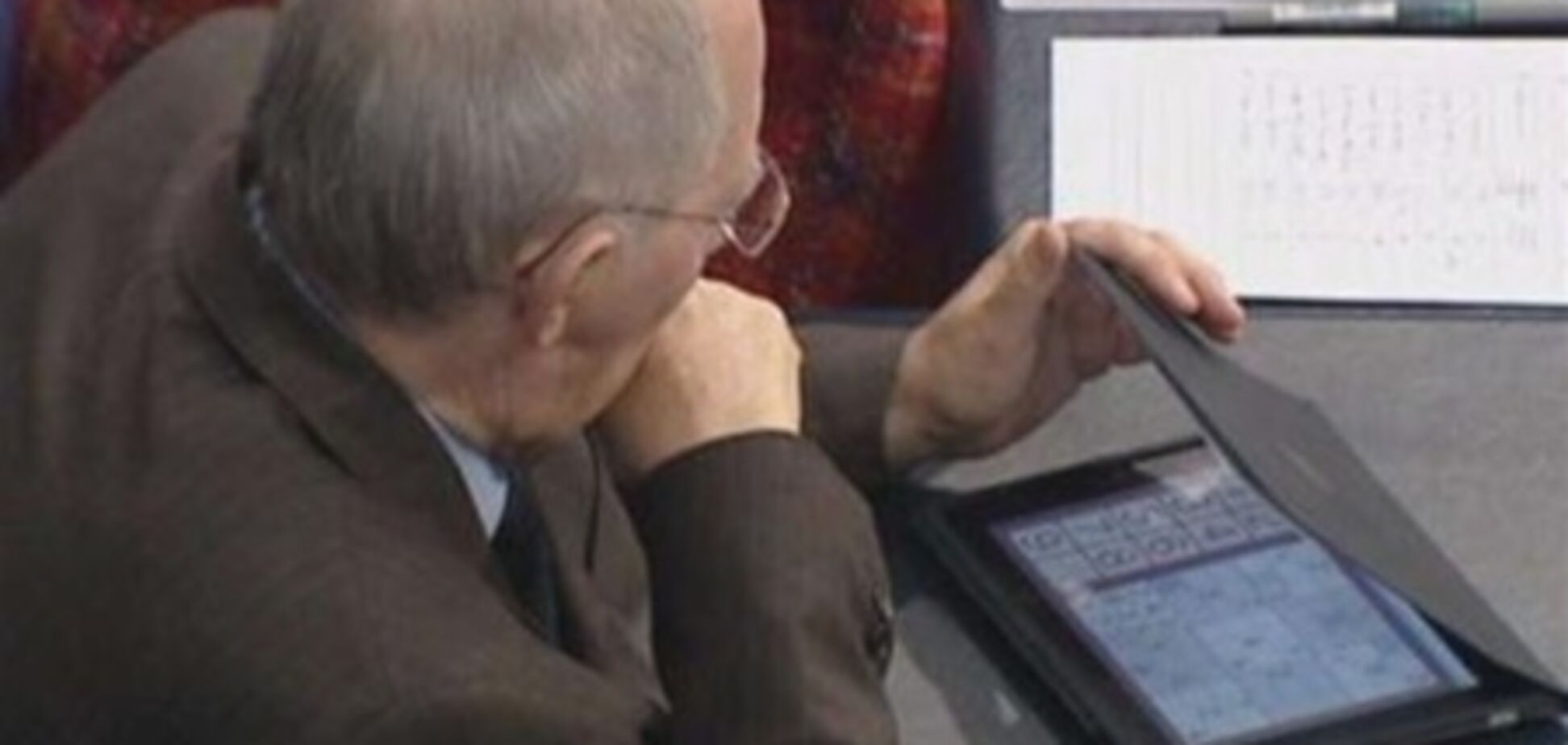 Міністра застукали за грою на iPad в парламенті