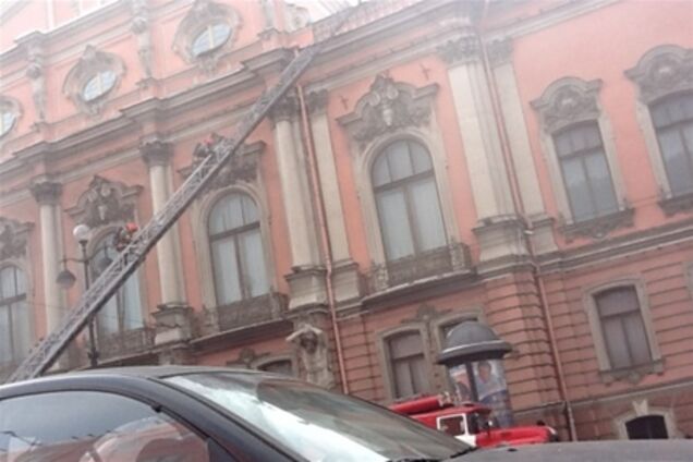 Вогонь перекинувся на горище палаючого в Пітері палацу 