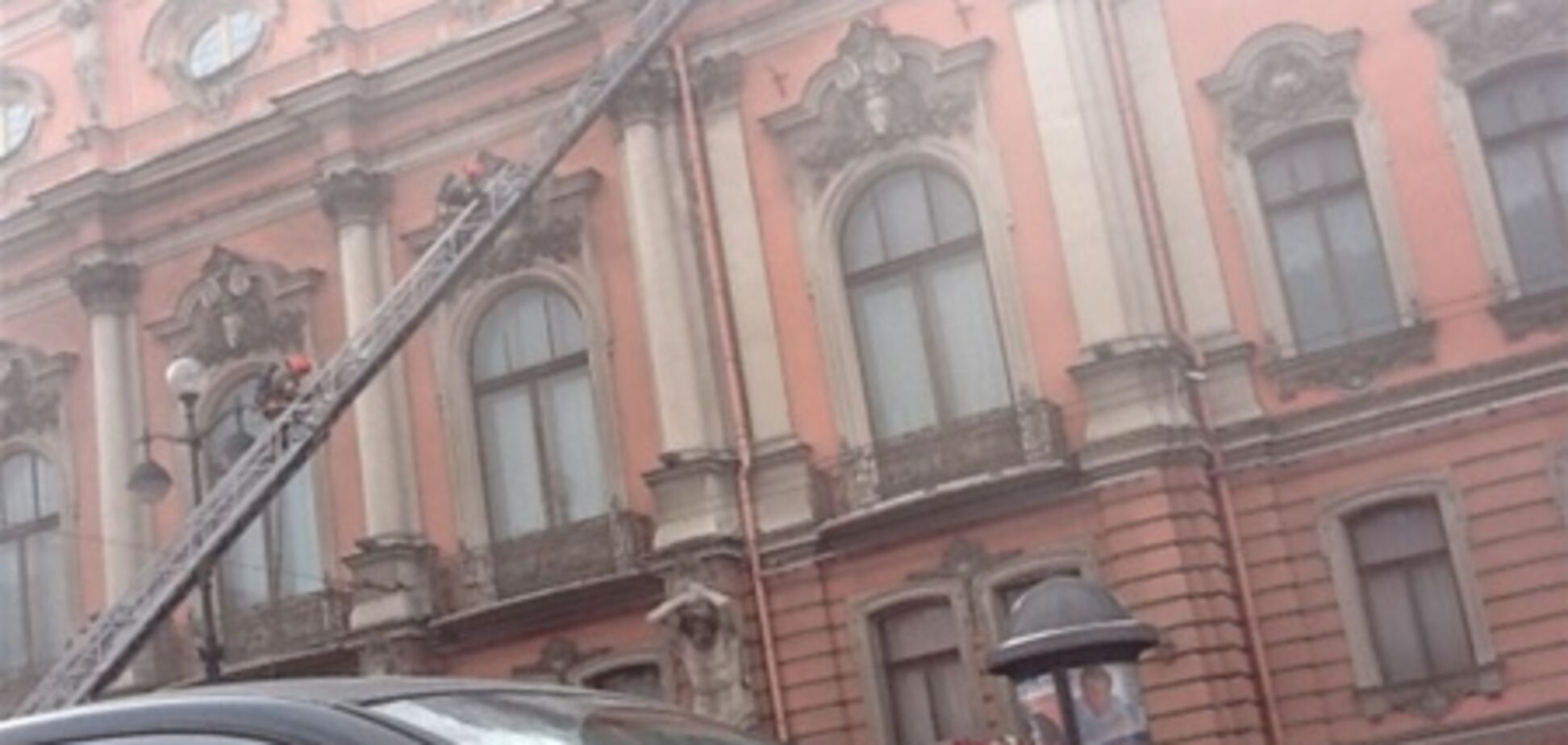 Вогонь перекинувся на горище палаючого в Пітері палацу