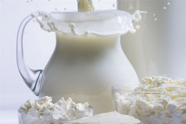 Азаров рассказал, сколько украинцы переплачивают за молоко