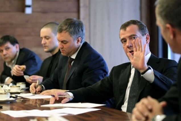 У Медведева пообещали быстро разобраться с политзаключенными