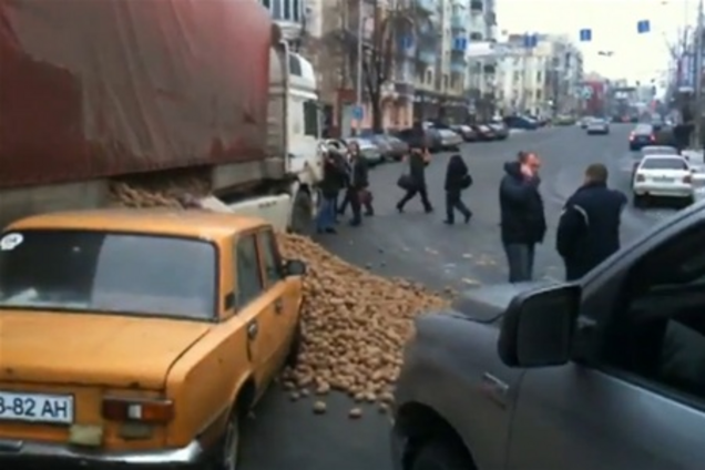 Появилось видео картофельной пробки возле НСК 'Олимпийский'. Видео