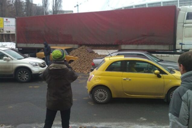 Возле НСК 'Олимпийский' грузовик привалил 'Жигули' картошкой. Фото