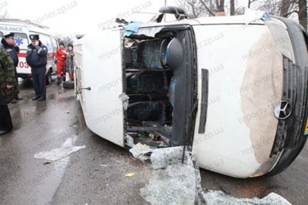 В Запорожье перевернулась маршрутка: есть жертвы. Фото
