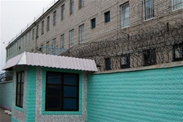 Під Качанівською колонією махають прапорами 50 фанів Тимошенко