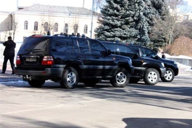 Охрана Литвина запрещает снимать его кортеж. Видео