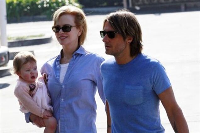 Кидман и Урбан гуляют с дочерью. Фото