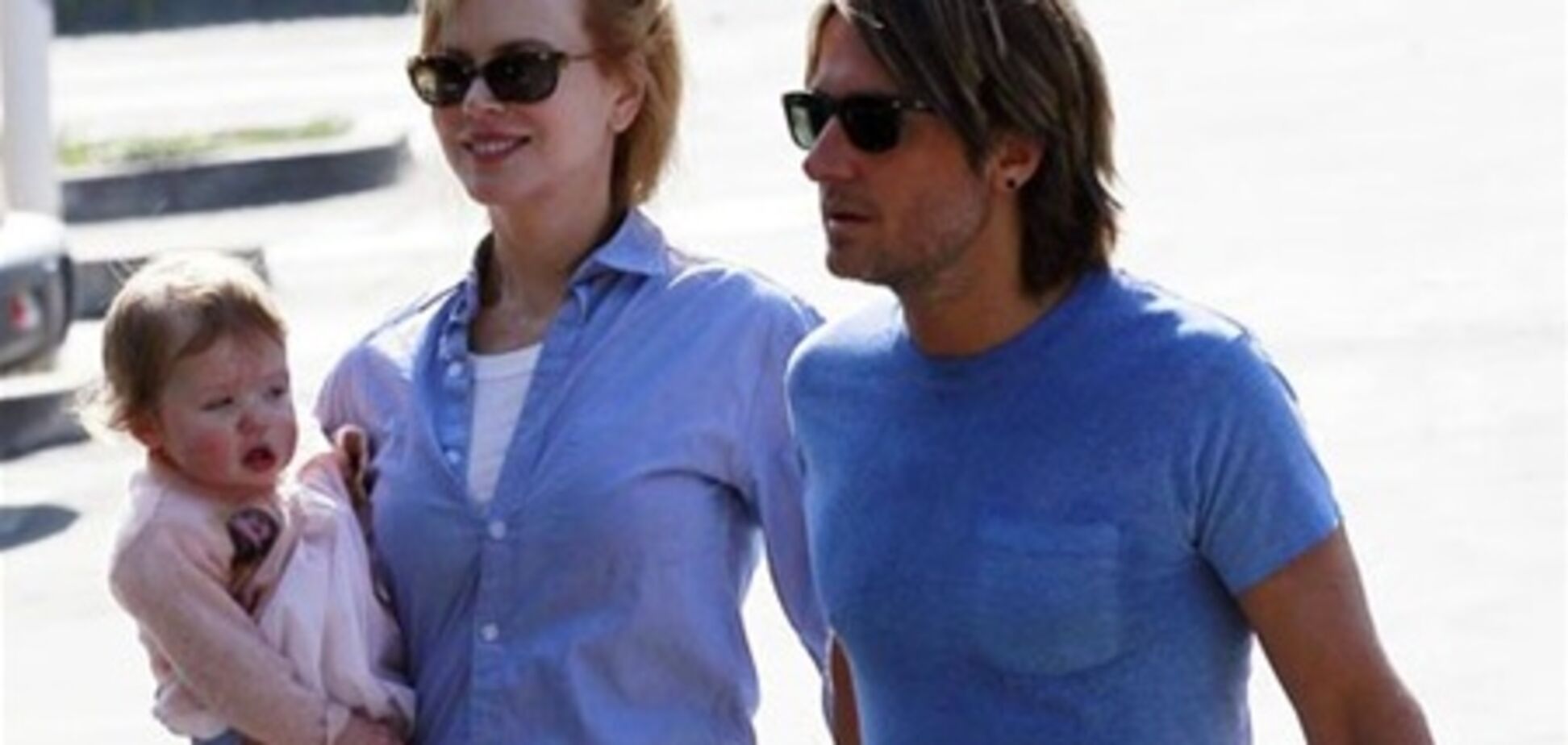 Кидман и Урбан гуляют с дочерью. Фото