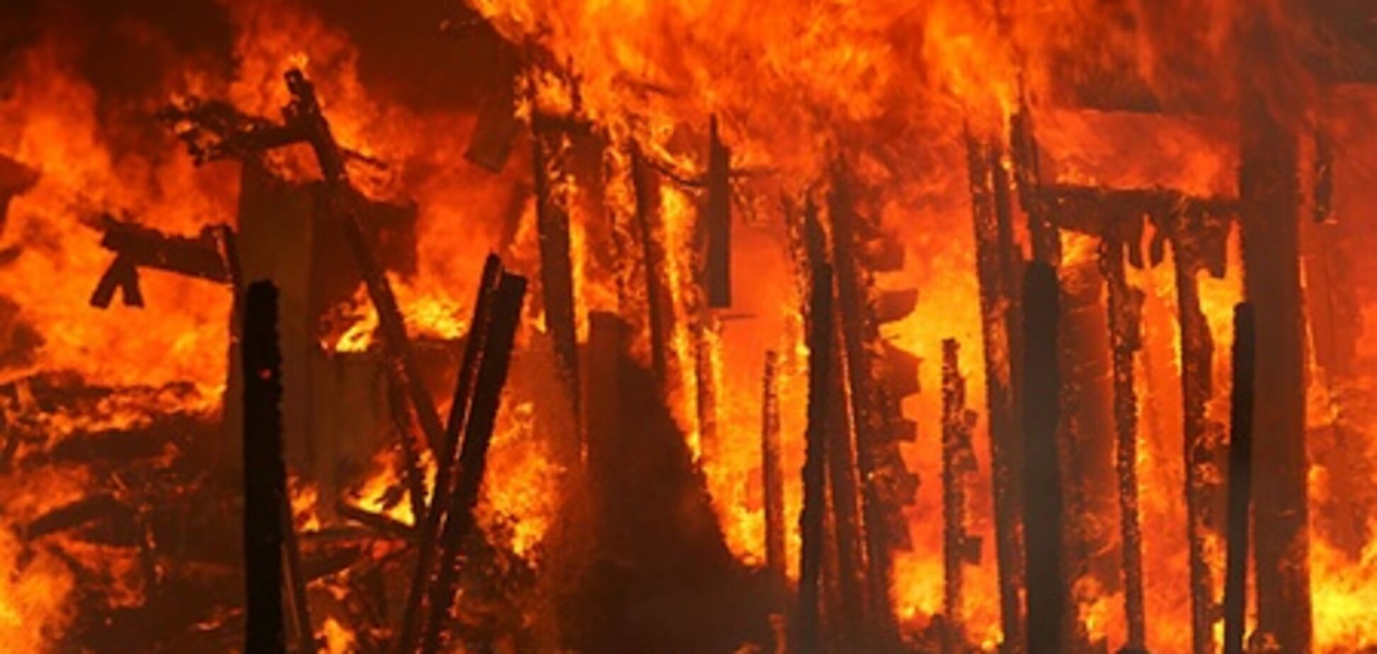 В Киеве пылали и взрывались гаражи: сгорели 6 авто