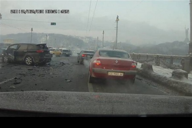 Появилось видео ДТП на мосту Патона: 'БМВ' разорвало на части