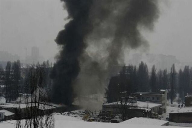 На левом берегу Киева горят склады: слышатся взрывы