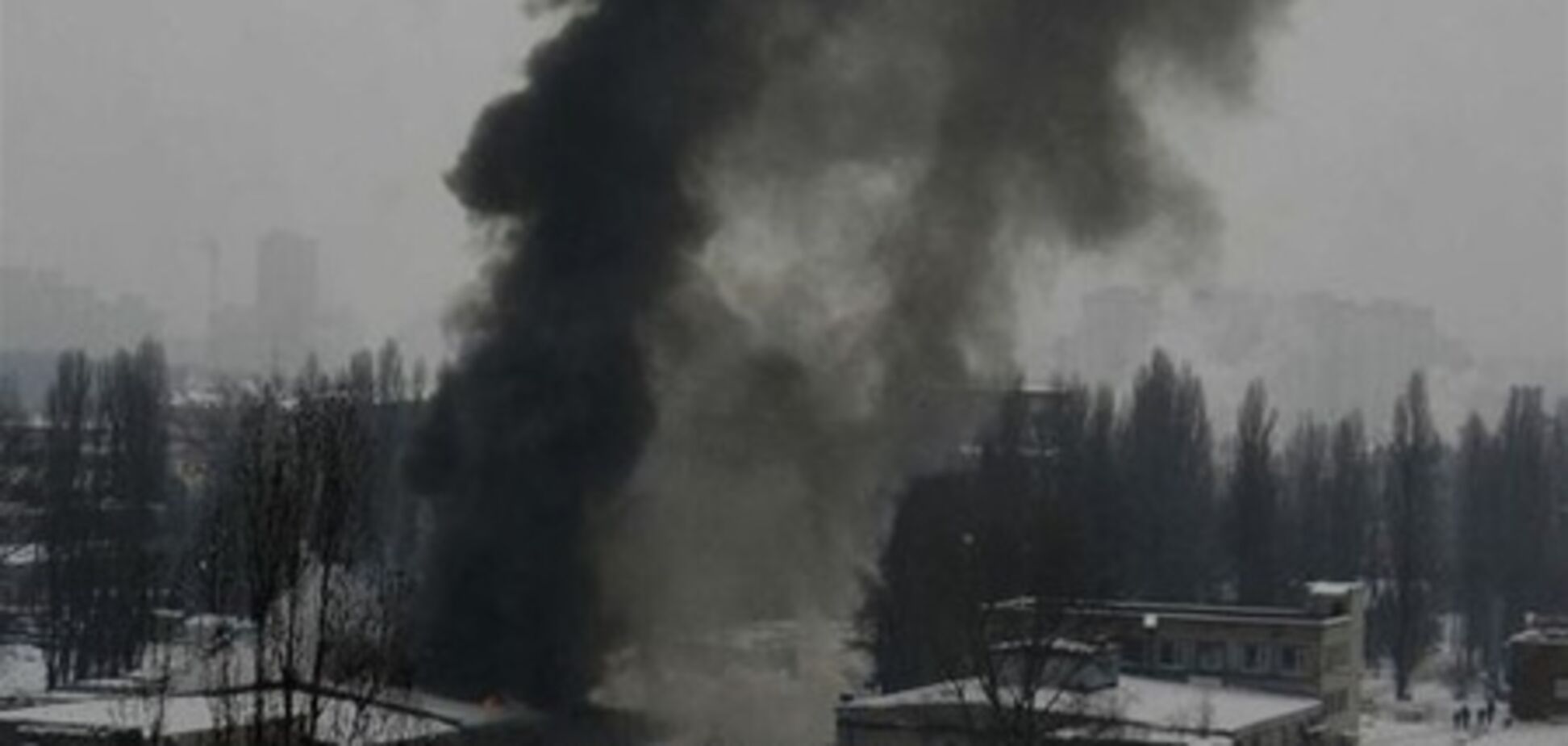 На левом берегу Киева горят склады: слышатся взрывы