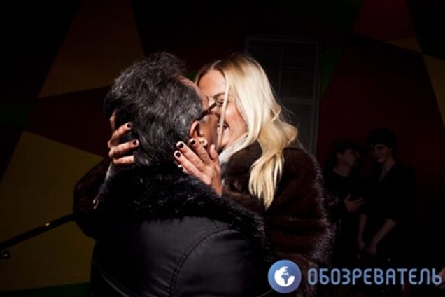 Фалеса спокусив молоденьку співачку