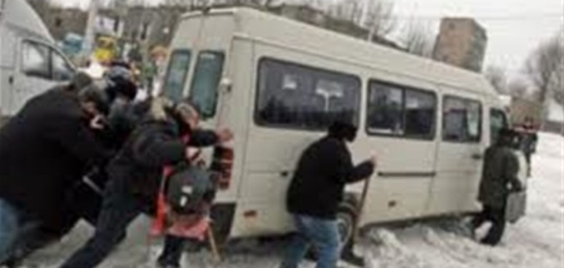 Снегопад частично парализовал движение на крымских дорогах