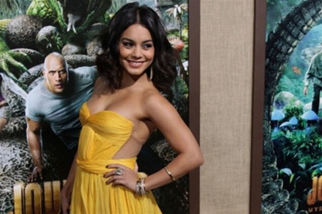 Ванесса Хадженс в желтом платье без спины, зато с пузиком