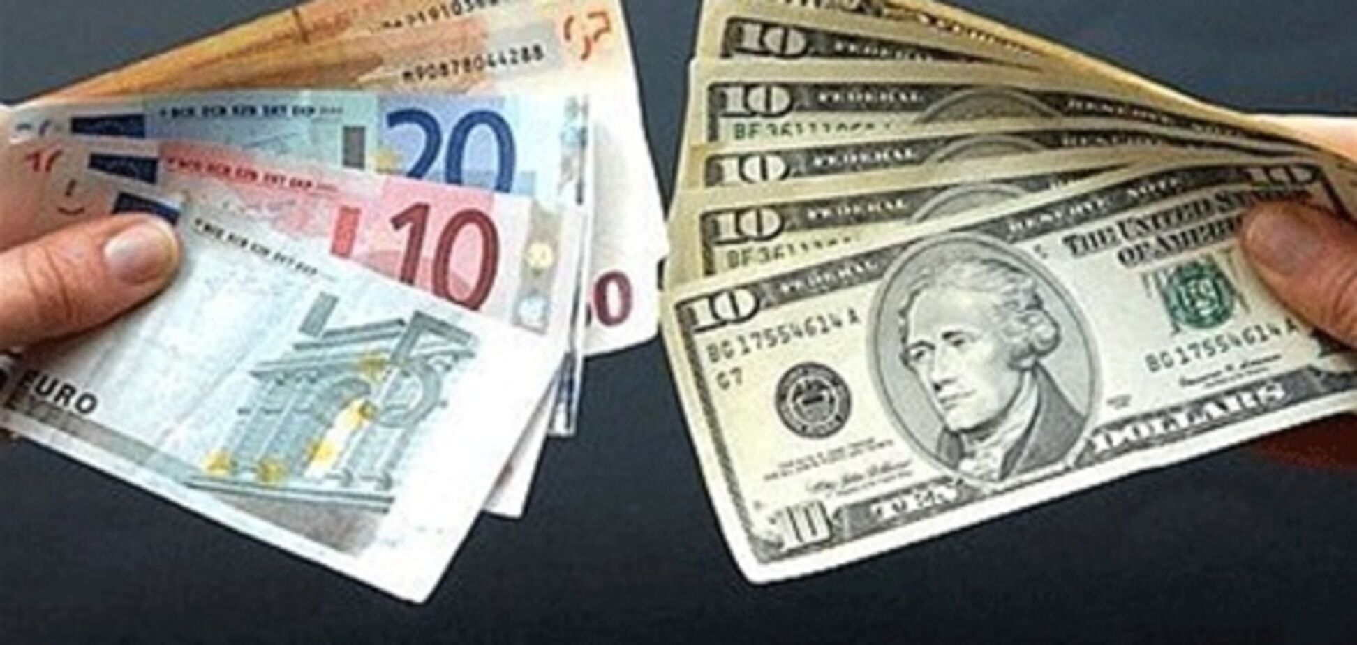 Эксперты: евро будет стабильным, а доллар может упасть
