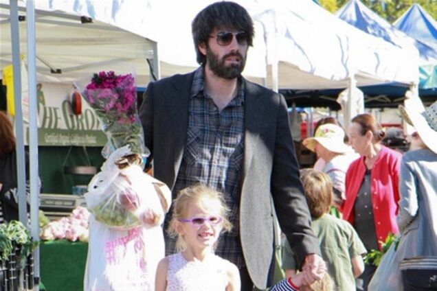 Аффлек учит дочерей выбирать продукты. Фото