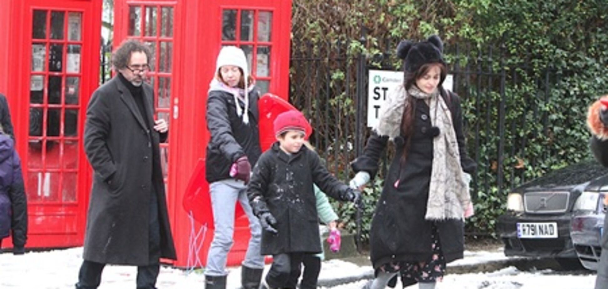 Семейка Картер-Бартон резвится в снегу. Фото