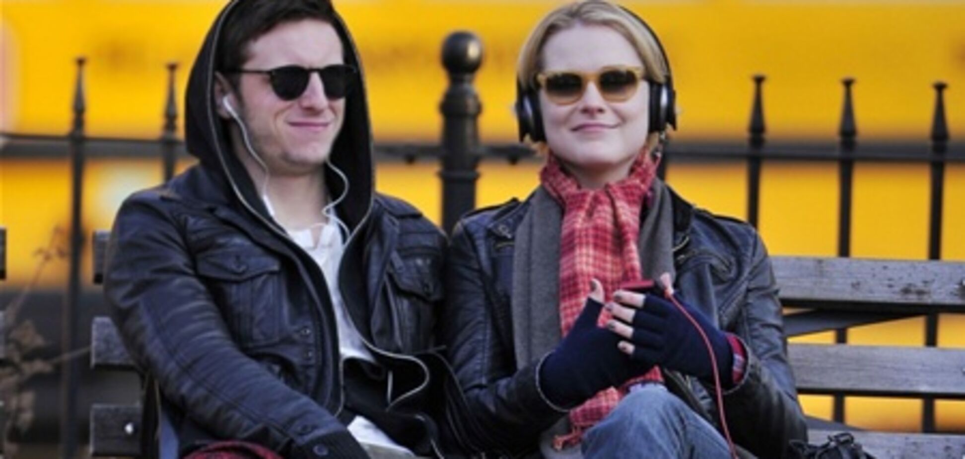 Эван Рэйчел Вуд слушает музыку на свидании. Фото