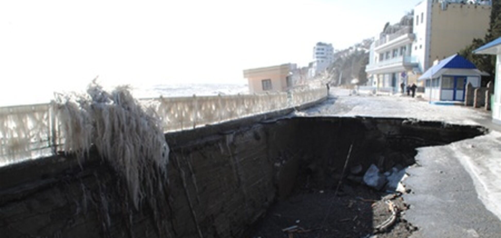 Восьмибалльный шторм разрушил набережную в Алуште. Фото
