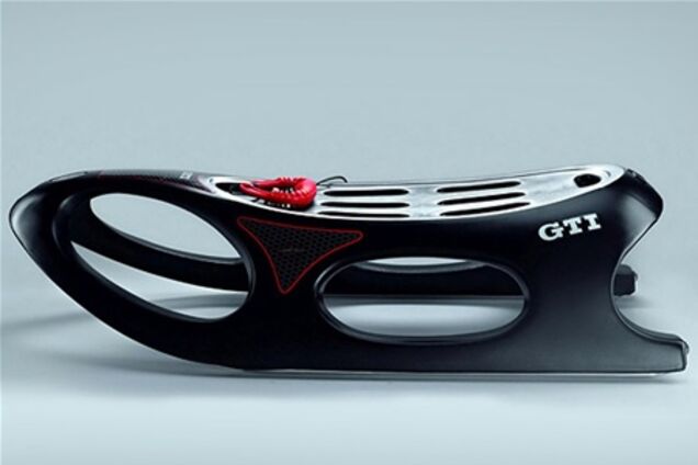 Volkswagen выпустил деревянные и пластиковые санки. Фото