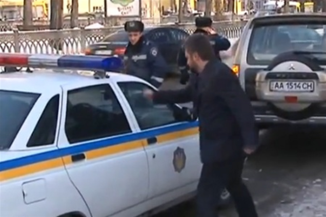 В Киеве нетрезвый священник на джипе хотел разбить машину ГАИ. Видео
