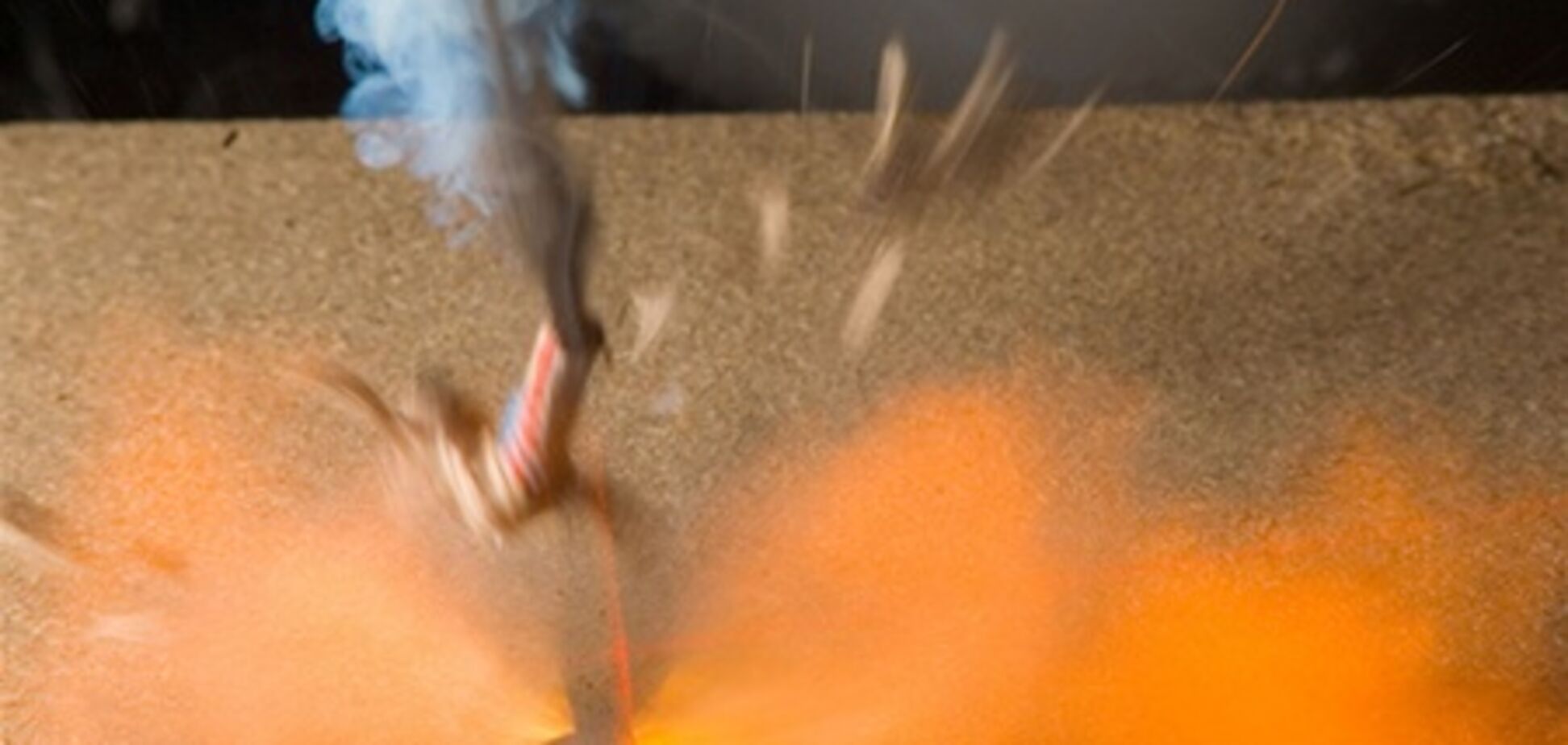 В Днепропетровске начальника милиции покалечил торт с петардой