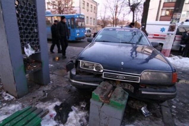 У Житомирі п'яний водій в'їхав у зупинку з людьми
