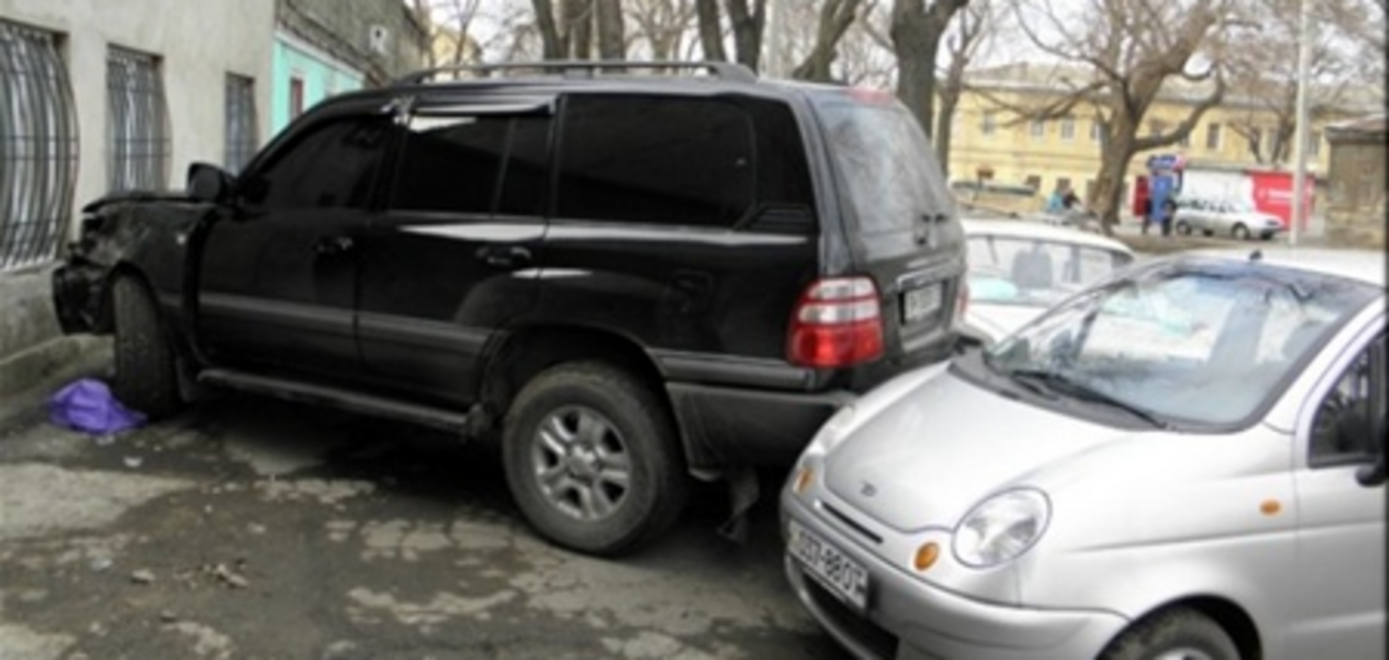 Пьяный сотрудник прокуратуры въехал в толпу на одесском рынке