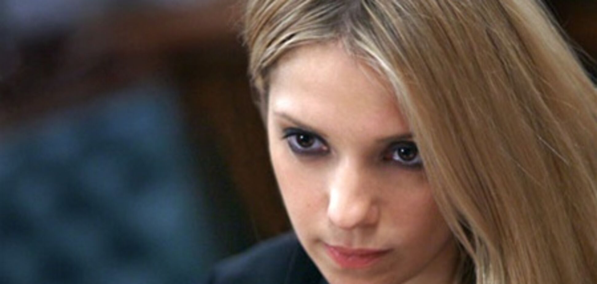 Дочка Тимошенко покинула колонію з величезною картатою сумкою. Фото