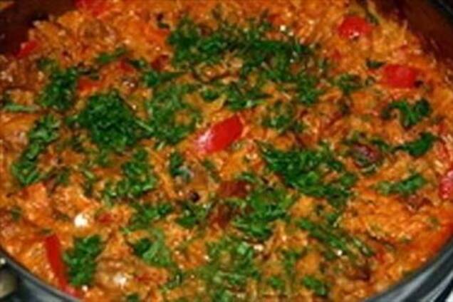 Гуляш с квашеной капустой и сладким красным перцем