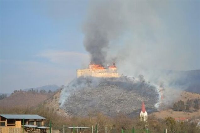 Замок в Словакии сгорел из-за брошенного окурка