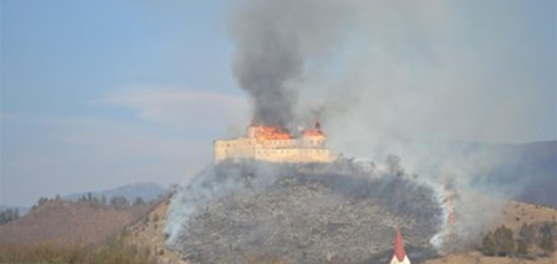 Замок в Словакии сгорел из-за брошенного окурка
