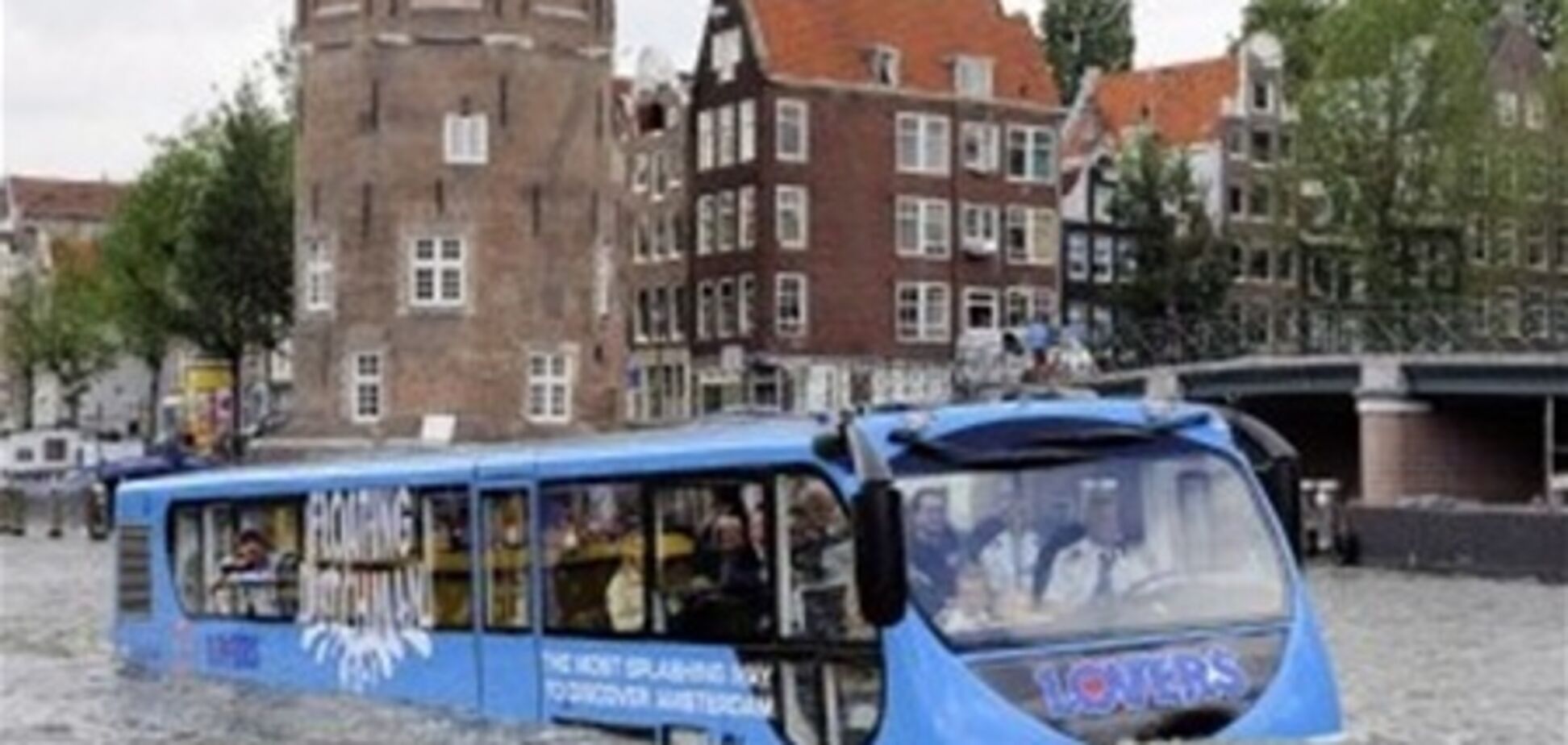 В Амстердаме запустили плавающий автобус. Фото